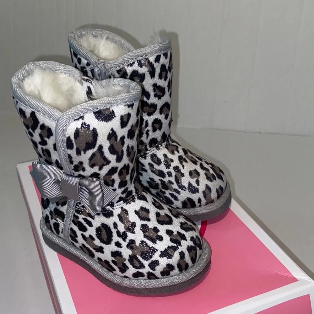 Circo Debbie Silver Leopard Print Fur-Lined Boots with Bow Size 5
